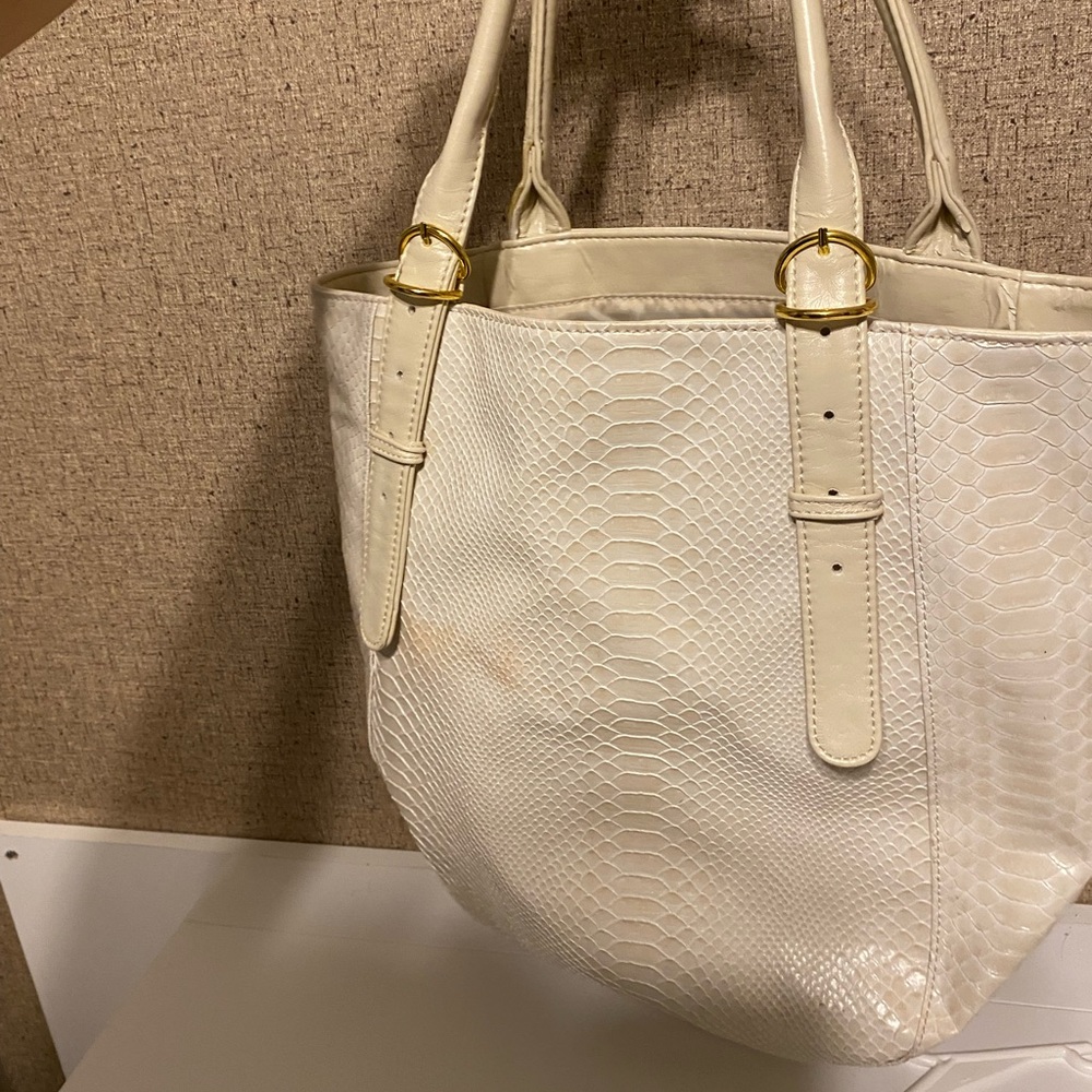 Estée Lauder White snake skin style purse.